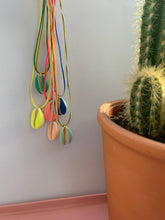 Charger l'image dans la galerie, Collier Cordon coquillage Guila Paris