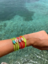 Charger l'image dans la galerie, bracelets coquillage fluo
